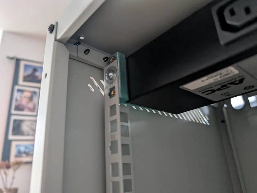 Ngàm gắn rack 10" cho APC AP6015A (dùng M5 heat inserts) - Image 2