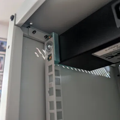 Ngàm gắn rack 10" cho APC AP6015A (dùng M5 heat inserts)