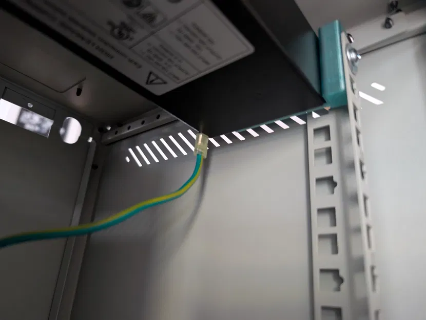 Ngàm gắn rack 10" cho APC AP6015A (dùng M5 heat inserts) - Image 3