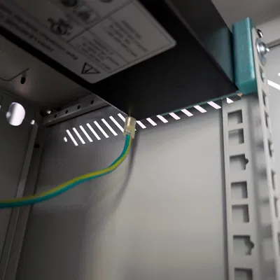 Ngàm gắn rack 10" cho APC AP6015A (dùng M5 heat inserts)