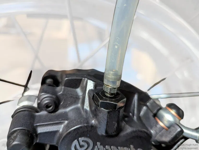 Kẹp giữ ống cho van xả gió phanh (Tubing clamp for brake bleeder valve) - Image 4