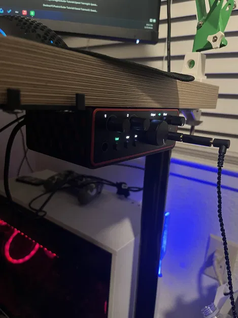 Giá treo dưới bàn cho Scarlett Solo 4th Gen - Image 1