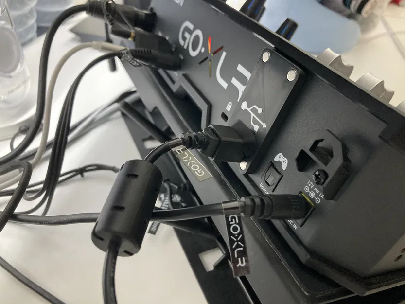 Giá đỡ nam châm cố định USB bảo mật cho GoXLR (GoXLR USB Magnetic Security Mount) - Image 1