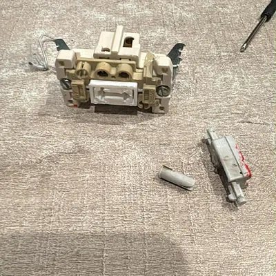 Sửa chữa công tắc Niko (lẫy gạt bên trong)