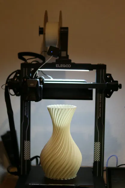 Bình Hoa Xoắn Ốc Thanh Lịch – Decor Nhà Phong Cách Hiện Đại - Image 1