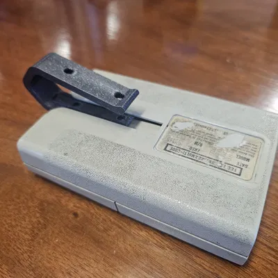 Kẹp điều khiển cửa garage có lỗ tiếp cận để siết set screw