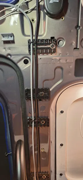 Remix tấm quản lý cáp bằng dây rút (Zip Ties) bản bắt ốc M6 - Image 2