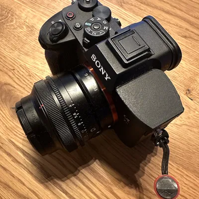 Ngàm gắn AirTag cho Sony Alpha 7R V