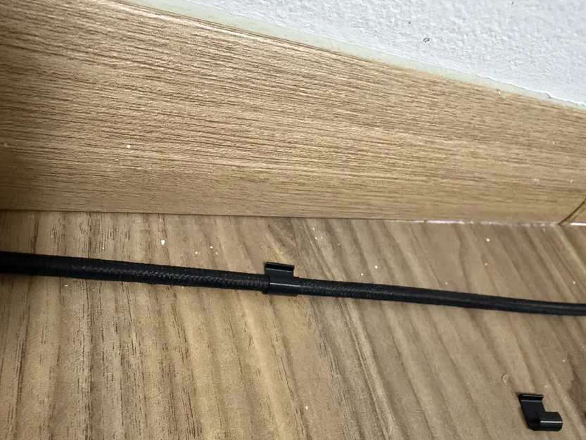 Kẹp giữ cáp Ethernet cho chân tường (baseboard) - Image 1