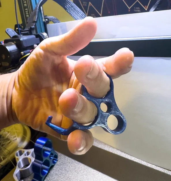 Little Finger Free (Giải cứu ngón út khi cầm điện thoại) - Image 1