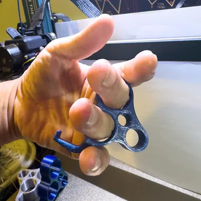 Little Finger Free (Giải cứu ngón út khi cầm điện thoại)