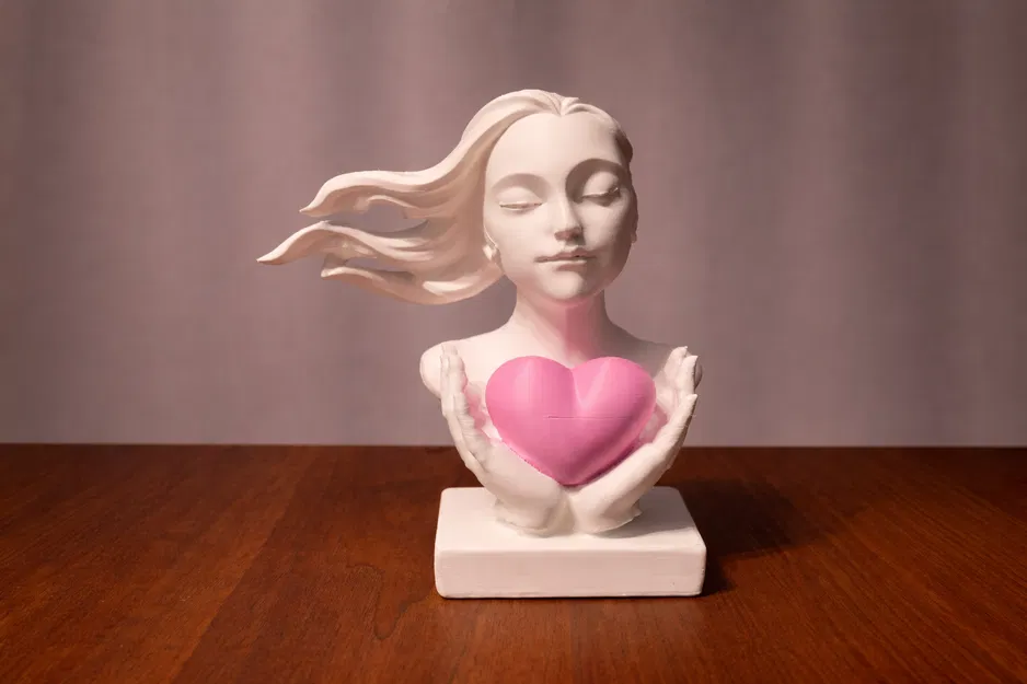 Tượng phụ nữ ôm trái tim (women with harth) - Image 2