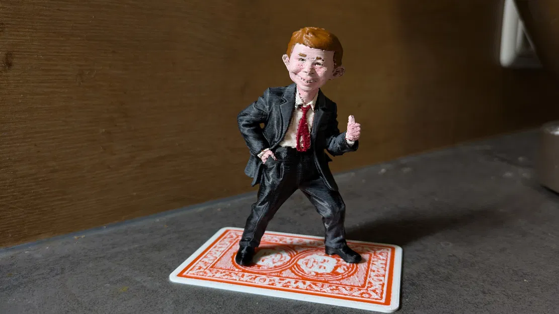 Tượng Alfred E Neuman đứng trên thẻ MAD - Image 1