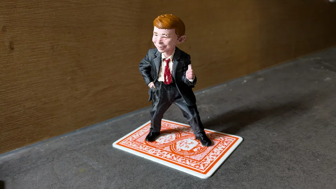 Tượng Alfred E Neuman đứng trên thẻ MAD - Image 2