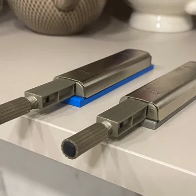 Giá gắn latch Titus Push-to-Open (Phụ tùng thay thế)