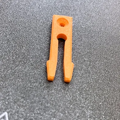 Clip bắt vít ray Carrera 124 xuống tấm đế