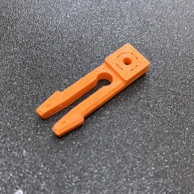 Clip bắt vít ray Carrera 124 xuống tấm đế