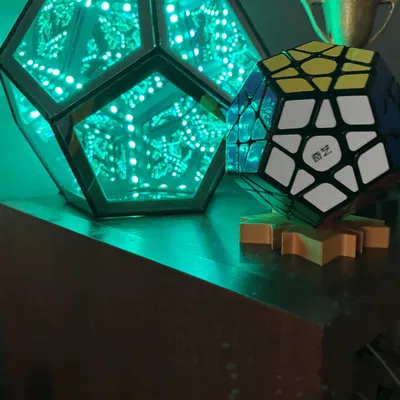 Kệ trưng Megaminx Rubik: lá phong