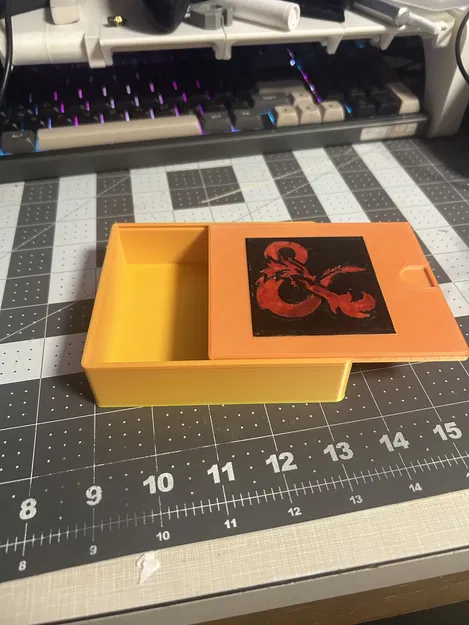 Hộp đựng xúc xắc có logo D&D - Image 1