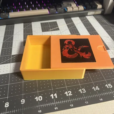 Hộp đựng xúc xắc có logo D&D