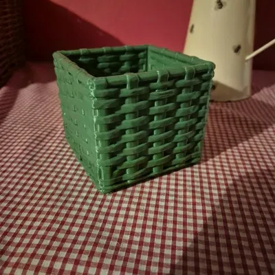 Một khay/ống đựng bút đan lát khác (Another woven pencil pot holder)