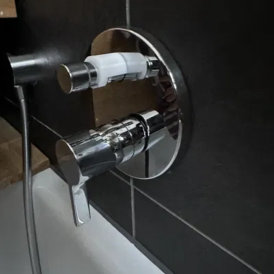 Khóa vòi bồn tắm Hansgrohe – Ngăn gạt tự về miệng vòi