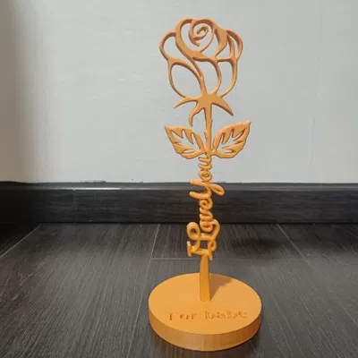 Bông hồng Valentine có chữ trên thân và đế ghi tên