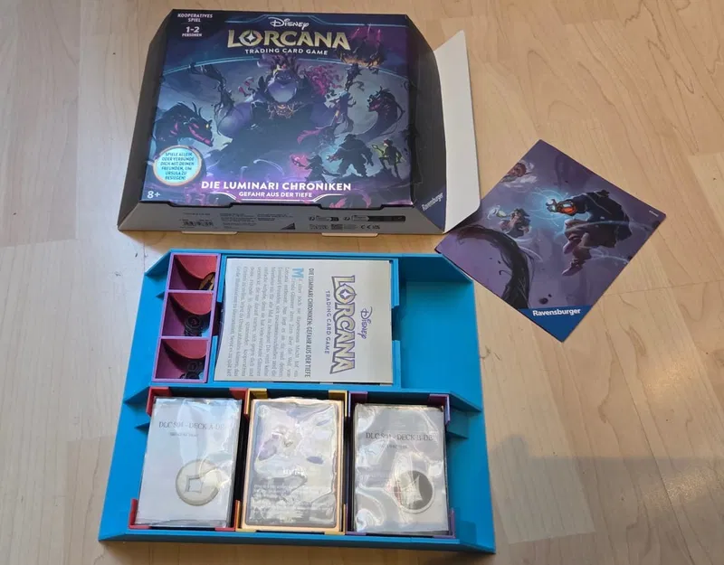 Insert hộp Disney Lorcana Illumineer's Quest – Deep Trouble - Image 1