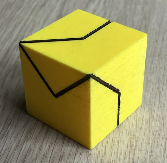 Mô hình hình lập phương với đường gấp khúc không gian khép kín trên bề mặt - Image 1