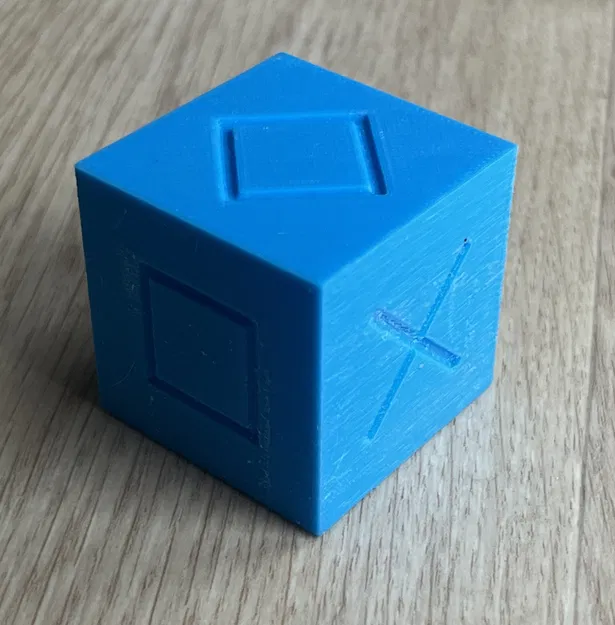 Mô hình khối lập phương với các ký hiệu khác nhau trên mỗi mặt - Image 1