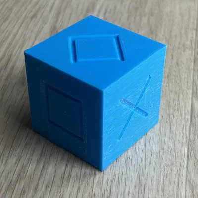 Mô hình khối lập phương với các ký hiệu khác nhau trên mỗi mặt