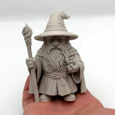 Gnomedalf – Kẻ Lữ Hành Xám của Khu Vườn