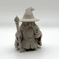Gnomedalf – Kẻ Lữ Hành Xám của Khu Vườn - Thumbnail 2