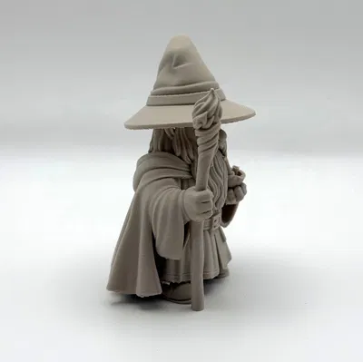 Gnomedalf – Kẻ Lữ Hành Xám của Khu Vườn