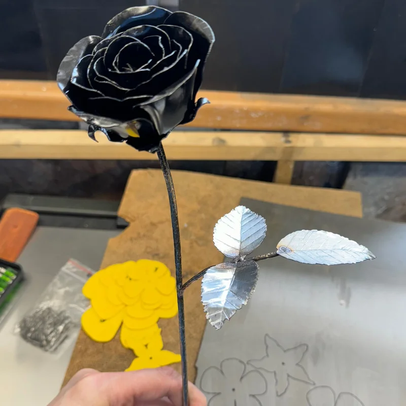 Bộ template (khuôn) Steel Rose cho ngày Valentine