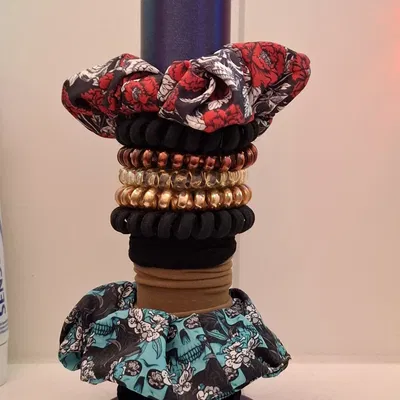 Giá giữ dây cột tóc Zopfgummi Halter (Hair Tie Holder)