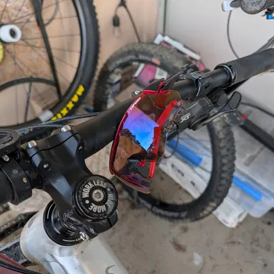 Giá gắn kính mát lên tay lái xe đạp địa hình (MTB)