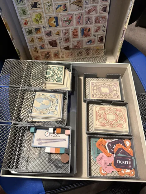 Insert Stamp Swamp: ít PLA, khay có nắp, để dọc, cho bài có sleeve, mở rộng - Image 1