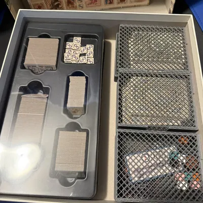 Insert Stamp Swamp: ít PLA, khay có nắp, để dọc, cho bài có sleeve, mở rộng