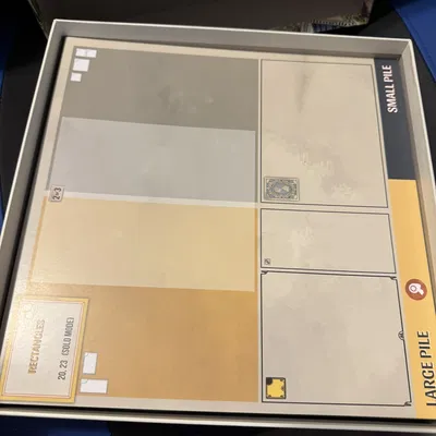 Insert Stamp Swamp: ít PLA, khay có nắp, để dọc, cho bài có sleeve, mở rộng