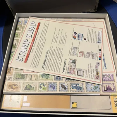 Insert Stamp Swamp: ít PLA, khay có nắp, để dọc, cho bài có sleeve, mở rộng