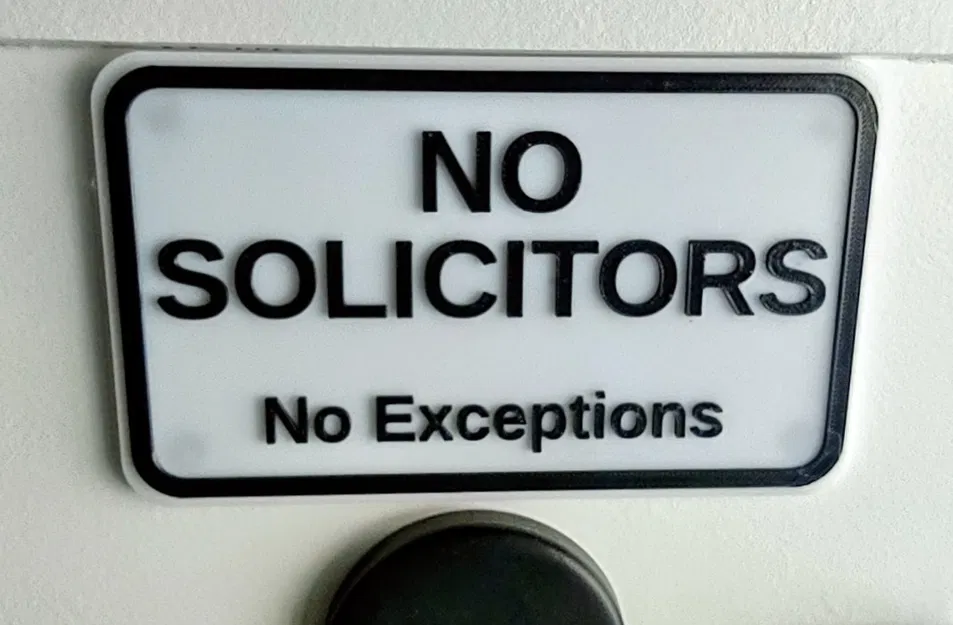 Bảng “No Solicitors” (Có Hõm Gắn Nam Châm) - Image 1