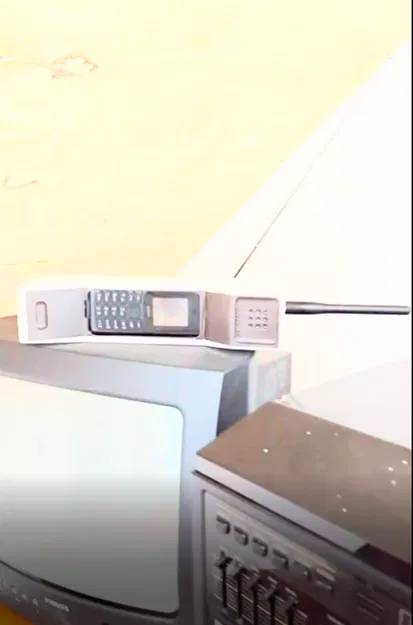 Ốp Nokia 106 2023 lấy cảm hứng từ Motorola DynaTAC 8000x - Image 1