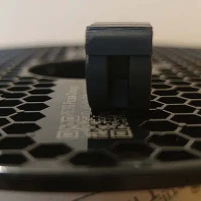 Kẹp giữ filament trên cuộn (Clip na držení filamentu na cívce)