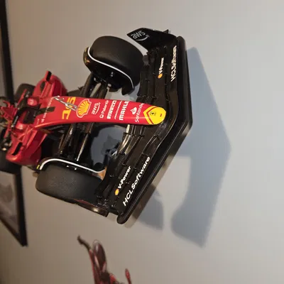 Giá treo tường cho xe RC F1 Maisto tỉ lệ 1/10