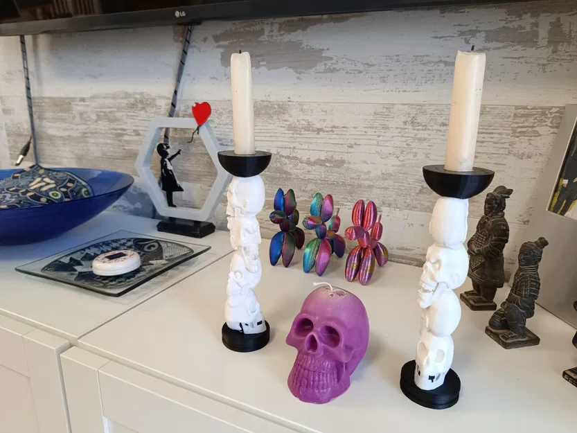 Chân Nến Đầu Lâu Xếp Dọc (Vertical Skulls Candleholder) - Image 1