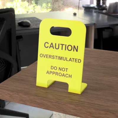 Biển cảnh báo “Overstimulated” để bàn làm việc/văn phòng