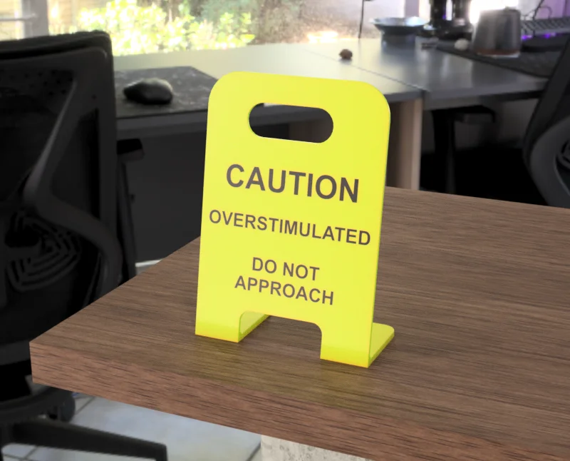 Biển cảnh báo “Overstimulated” để bàn làm việc/văn phòng