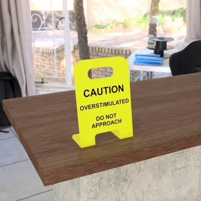 Biển cảnh báo “Overstimulated” để bàn làm việc/văn phòng