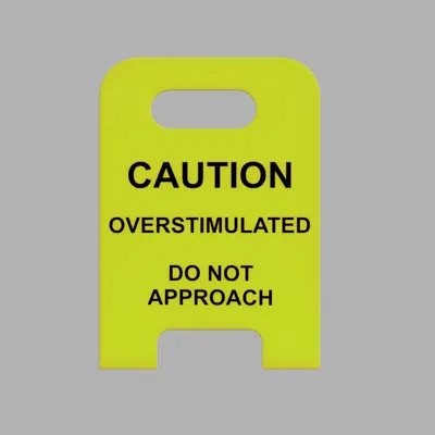 Biển cảnh báo “Overstimulated” để bàn làm việc/văn phòng